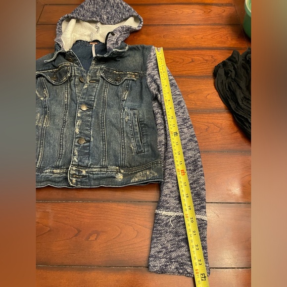 Free People Cropped‎ Distressed Jean Jacket - Picture 5 of 11